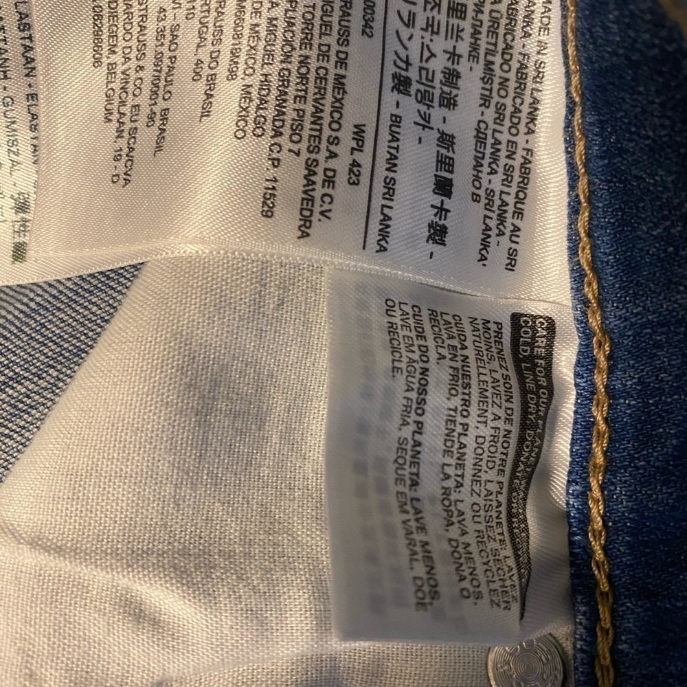 NWOT Levi’s Women High Rise Shorts 31” Waist Front & Back Pockets Raw Edges - Picture 3 of 4